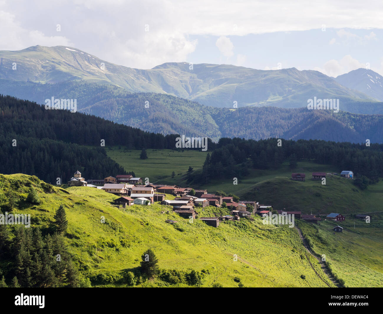 Shenako villaggio sul versante sud del Caucaso maggiore, Tusheti regione, Georgia. Foto Stock