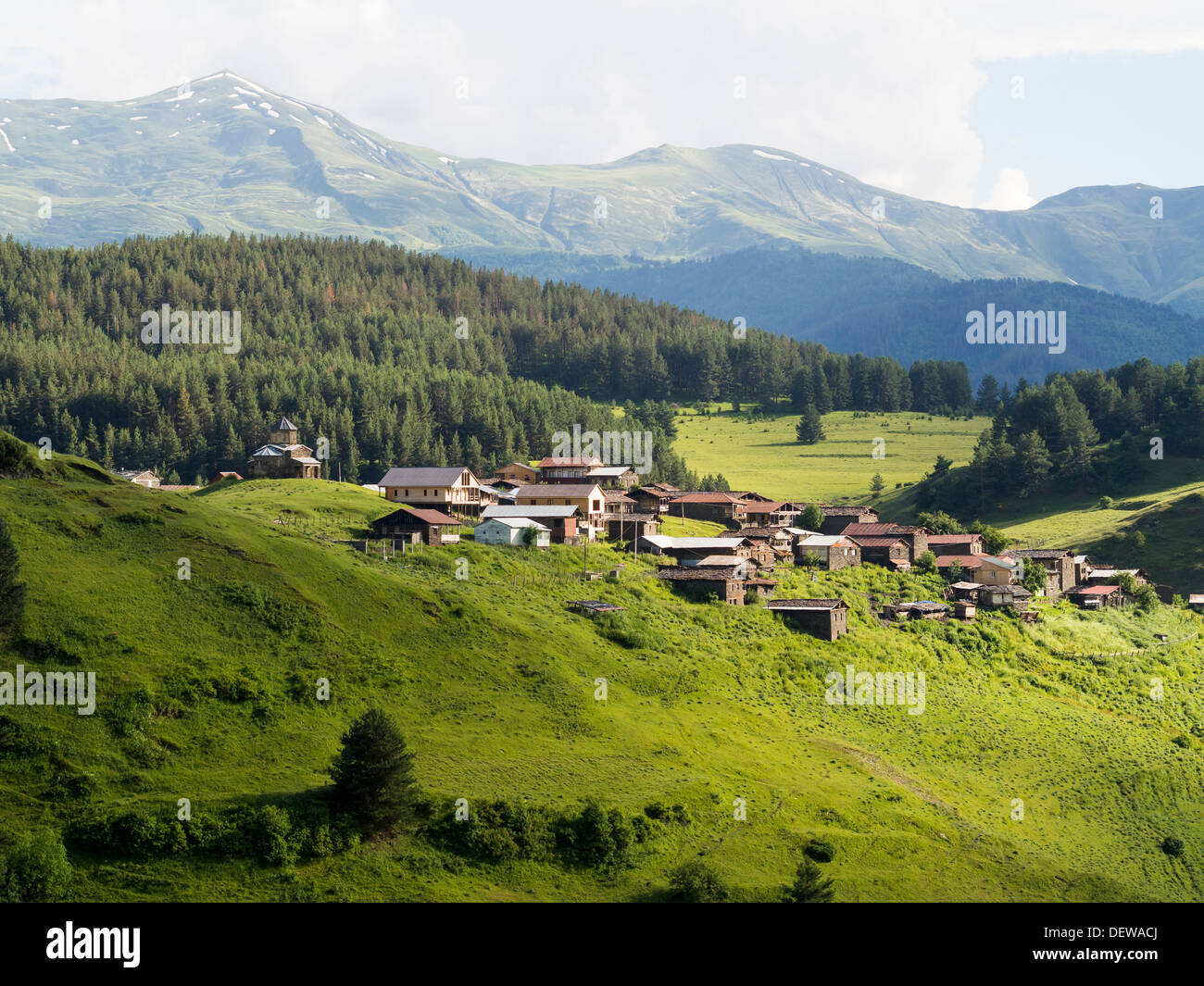 Shenako villaggio sul versante sud del Caucaso maggiore, Tusheti regione, Georgia. Foto Stock