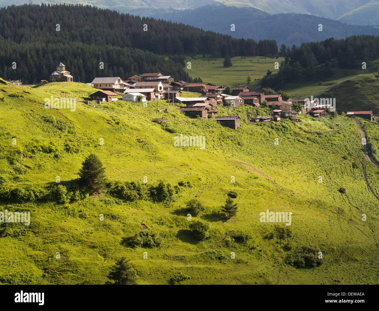 Shenako villaggio sul versante sud del Caucaso maggiore, Tusheti regione, Georgia. Foto Stock