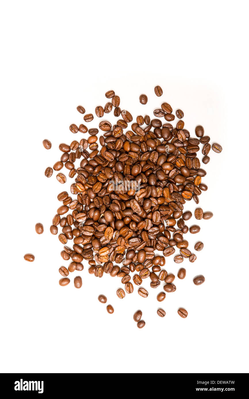 Caffè torrefatto in grani isolati su bianco. Foto Stock