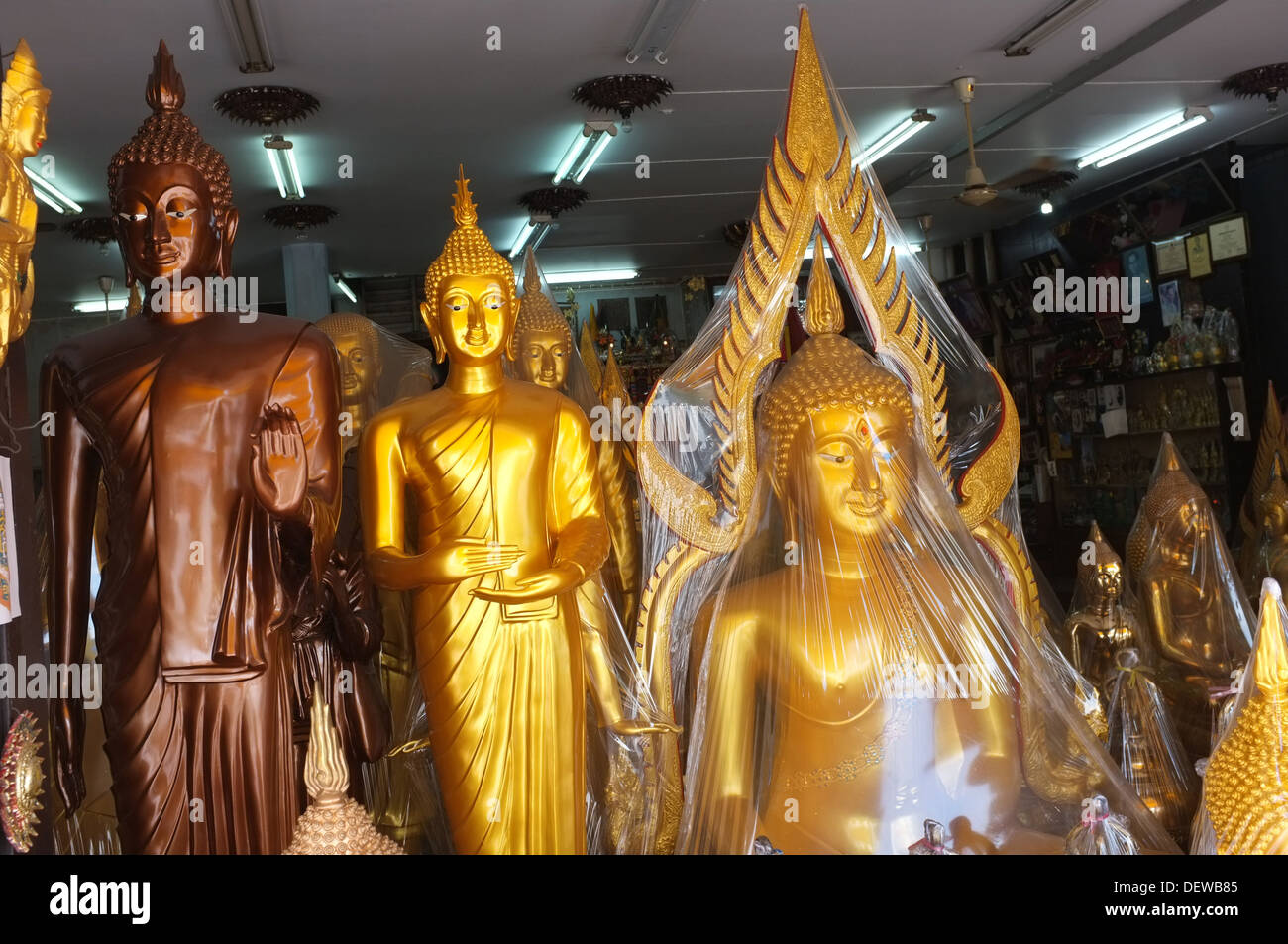 Statue di Buddha in vendita su Bamrung Muang Road a Bangkok, in Thailandia Foto Stock