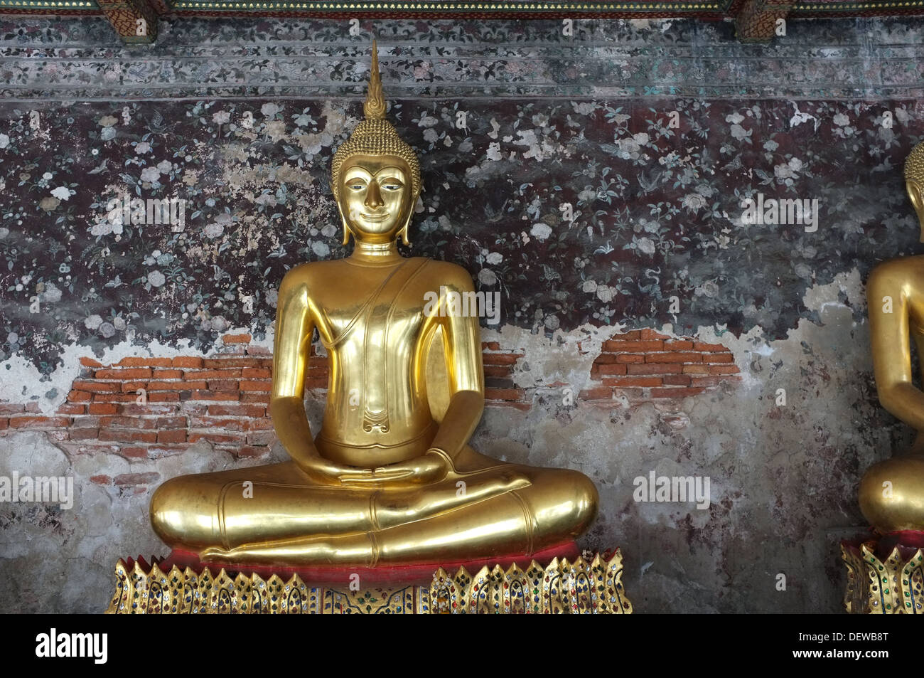 Statua di Buddha in meditazione pongono al Wat Suthat di Bangkok Foto Stock