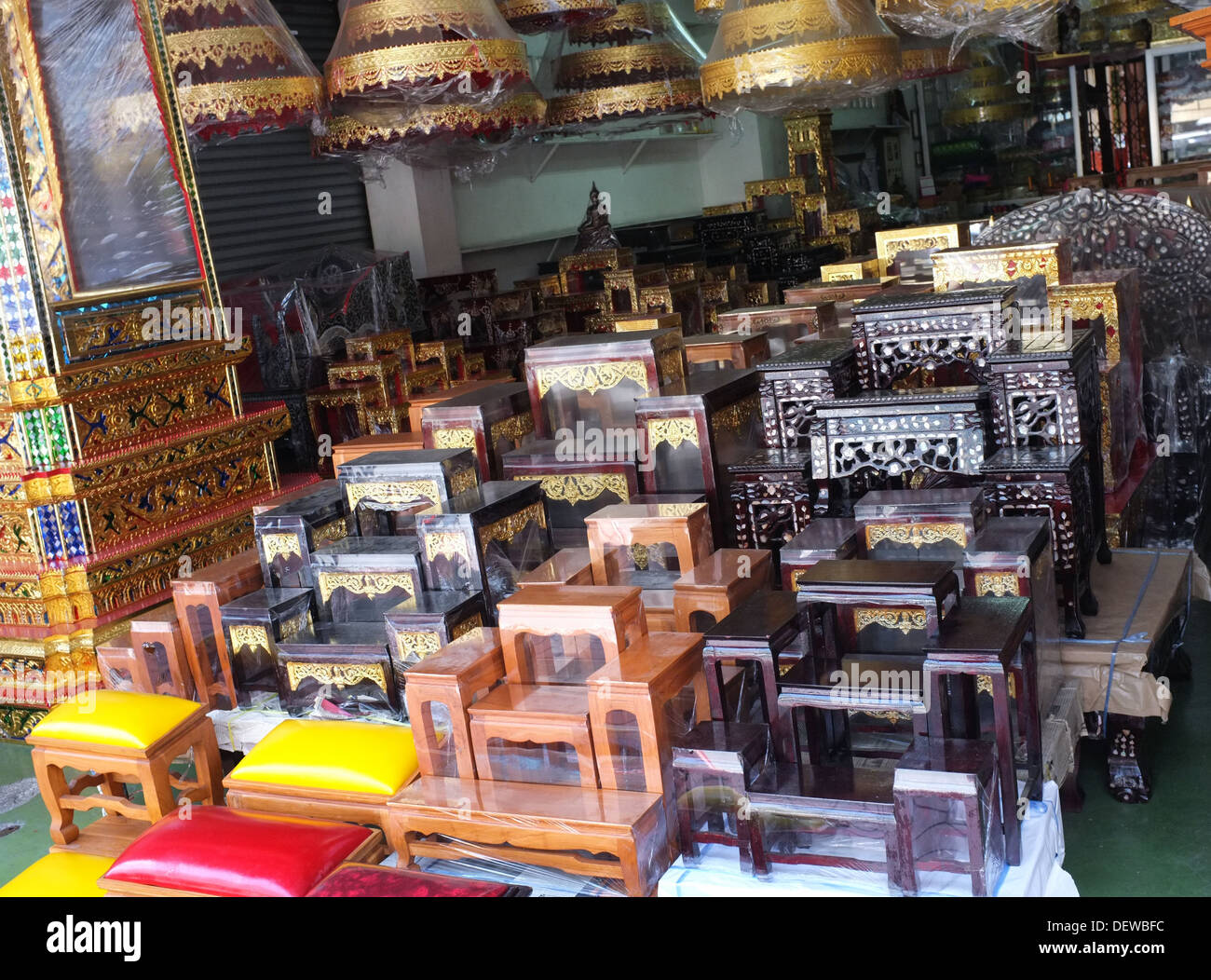 Altari buddisti per la vendita su Bamrung Muang Road, Bangkok, Thailandia Foto Stock