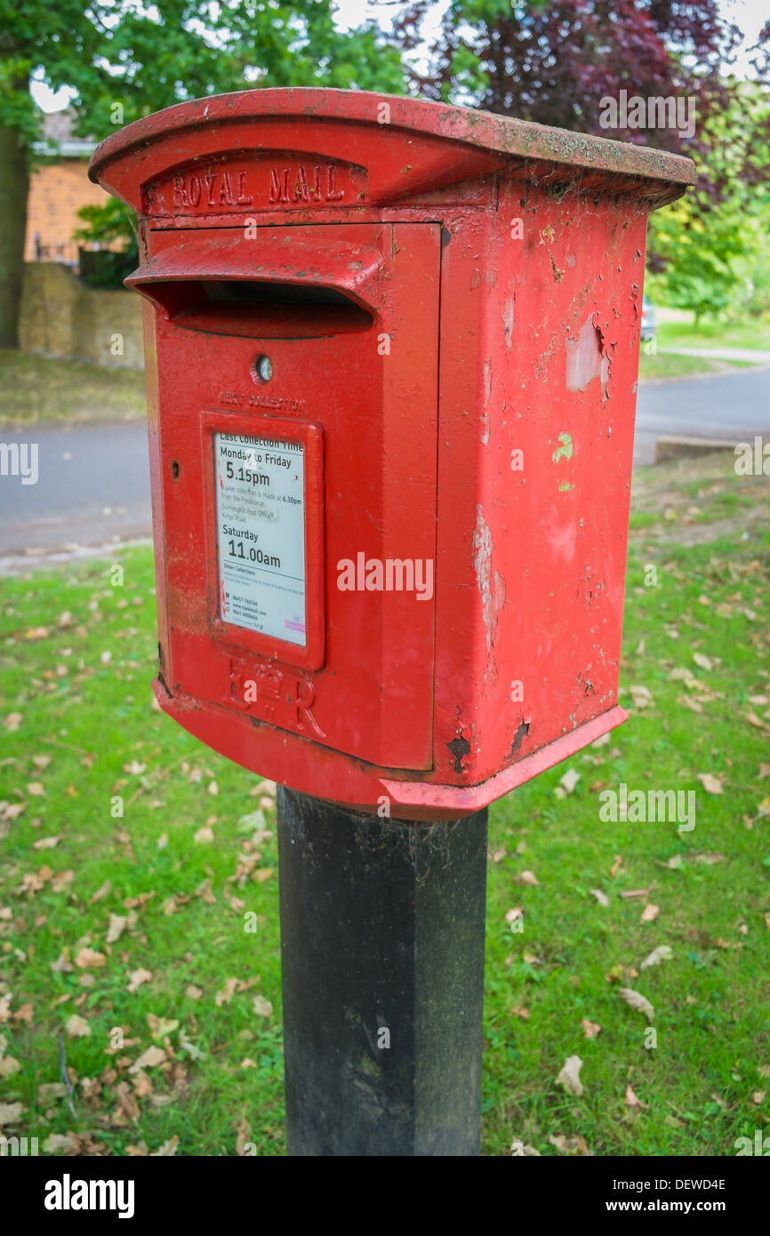 BERKSHIRE, Regno Unito - 10 agosto 2013: un tradizionale Rossa britannica Royal Mail casella postale. Nella foto nel mese di agosto 2013 sul bordo di un alloggiamento Foto Stock