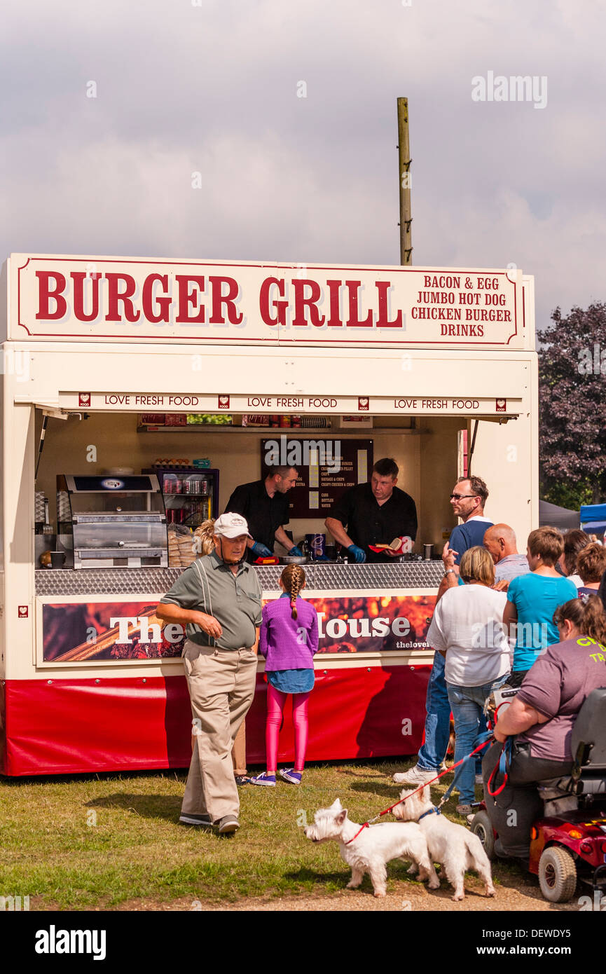 Un burger grill in stallo il Tutto su cani mostrano al Norfolk Showground, Norwich, Norfolk, Inghilterra, Regno Unito Foto Stock