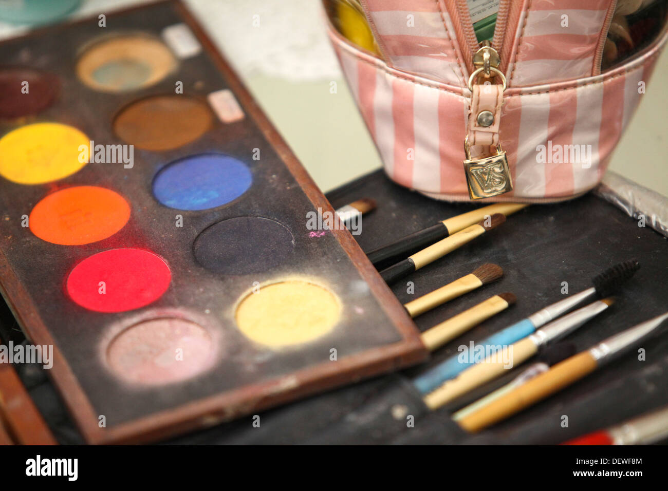 Make-up artist il sacco con una varietà di make-up pennelli e colori Foto Stock