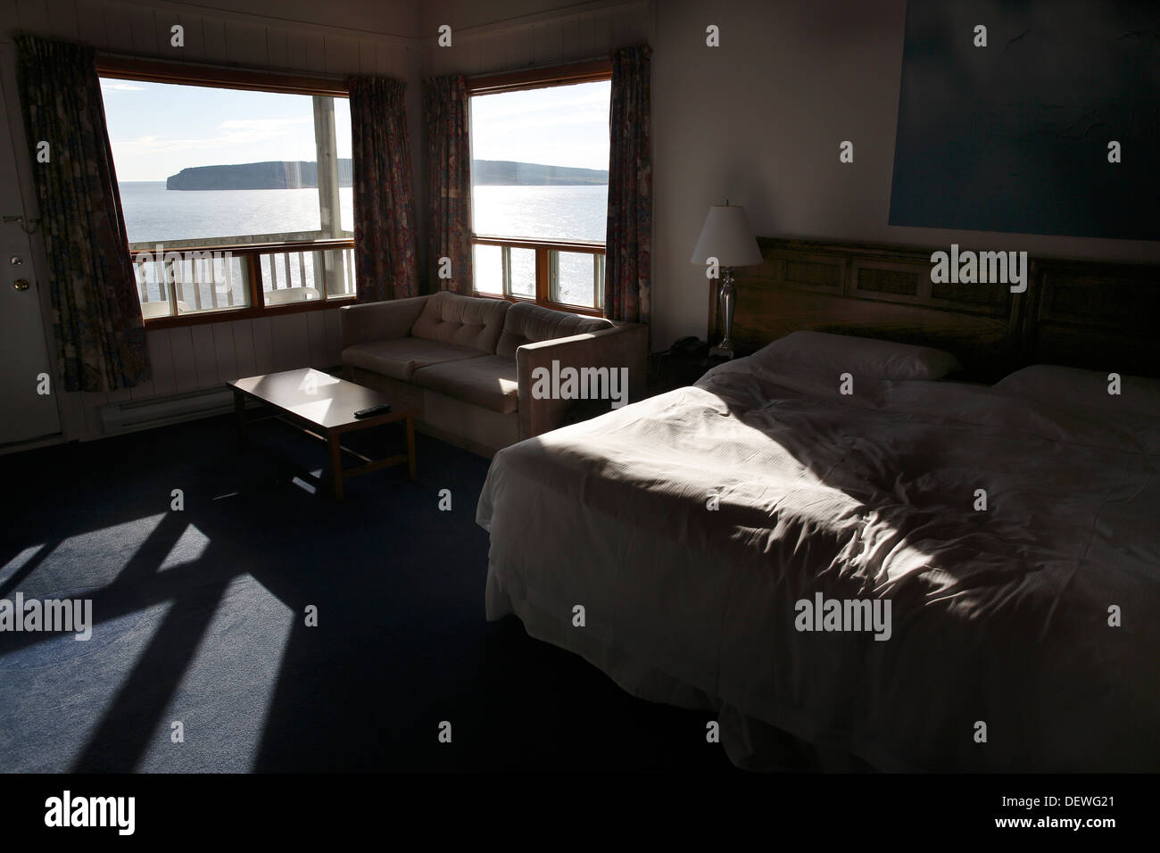 Hotel La Cote sorpresa sala interna che guarda sulla Bonaventure Island, Percé, Québec, Canada Foto Stock