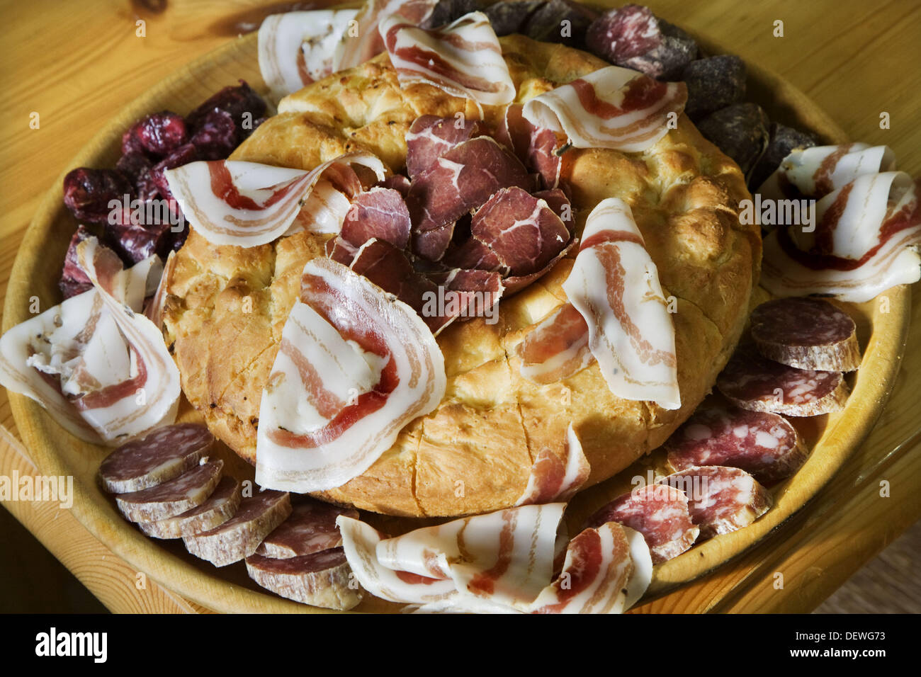 La Focaccia (tipico pane salato) con carni fredde: coppa (simile al prosciutto, pancetta e la mocetta (salumi). Valle d'Aosta. Italia Foto Stock