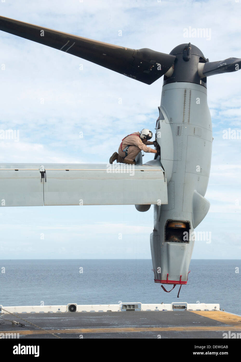 Lancia Cpl. Steven Martinez attaccata al mezzo marino Tiltrotor Squadron (VMM) 265 (rinforzato) esegue un sette giorno controllare sul motore di un MV-22 Osprey a bordo del ponte di volo di distribuita Amphibious Assault nave USS Bonhomme Richard (LHD 6). Bonh Foto Stock