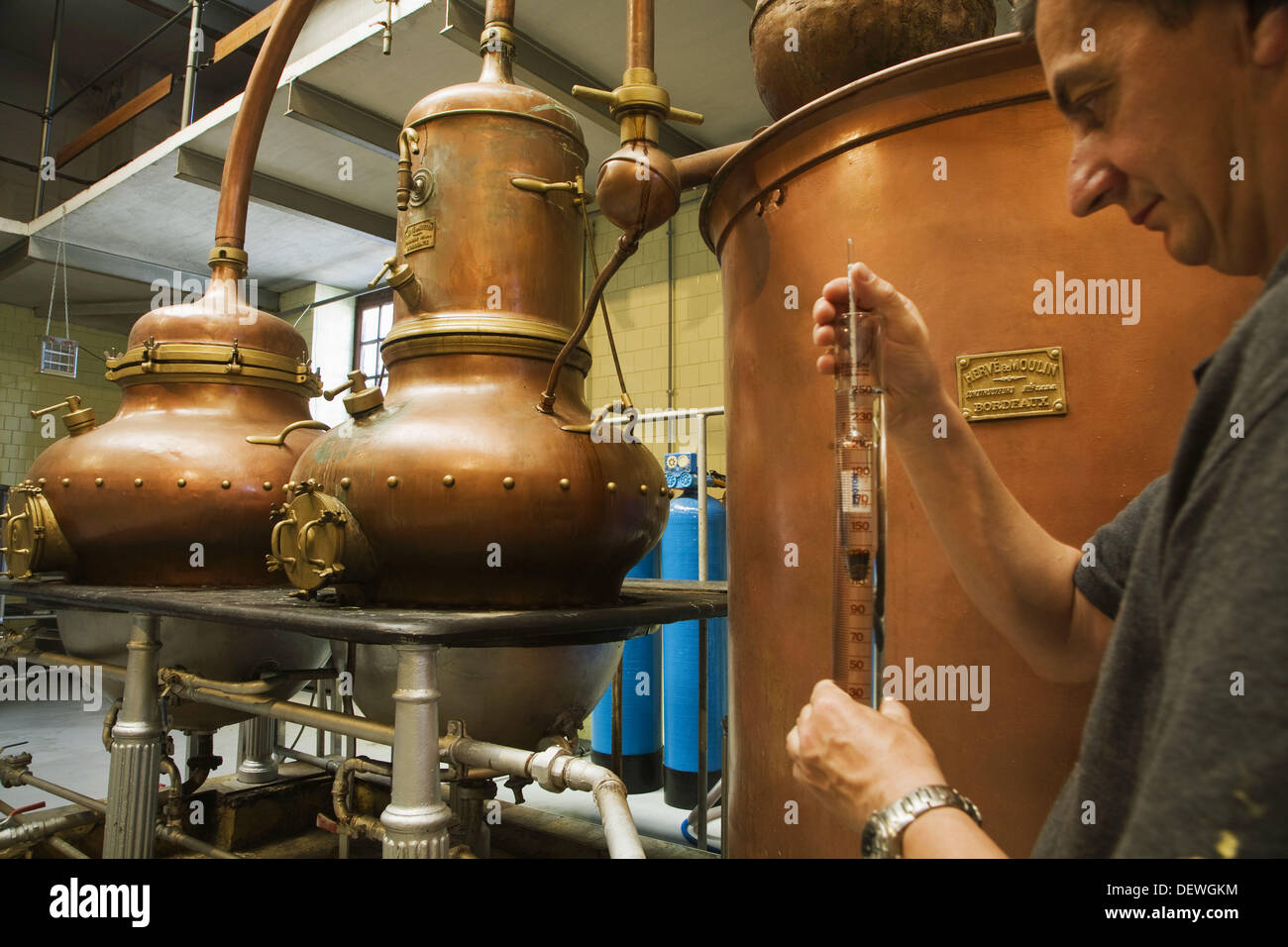 Più di un centinaio di anni di stills in distillerie Manuel Acha, Amurrio. Alava, Paesi Baschi Foto Stock