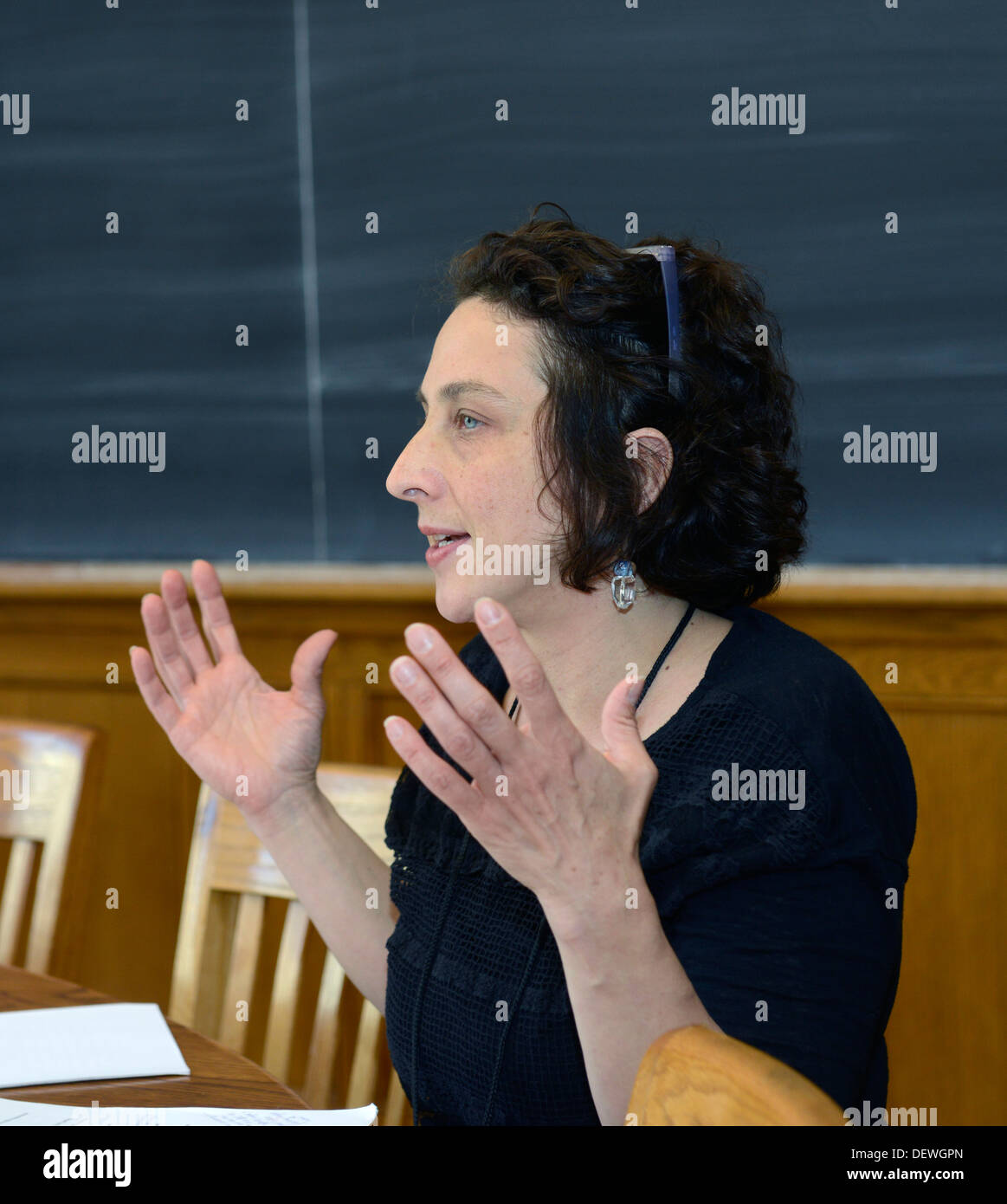 Laboratorio dello scrittore, Yale scuola estiva. Scrittore Kirsten Bakis colloqui con i partecipanti ai workshop. Foto Stock