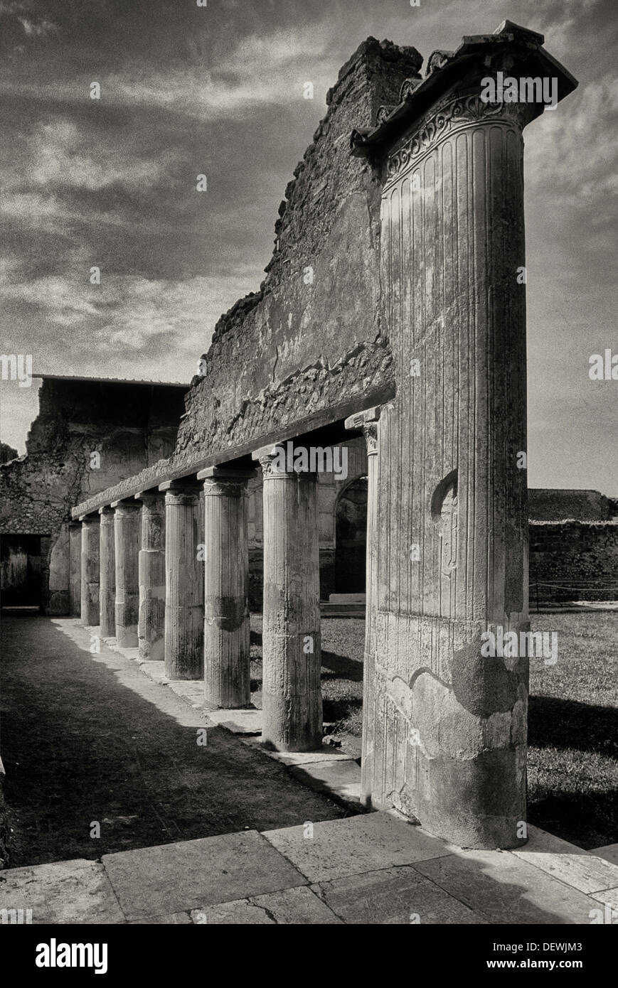 Insieme a Ercolano Pompei fu distrutta e sepolta sotto 4 a 6 metri di ceneri in eruzione del Vesuvio nel 79 d.c. Foto Stock