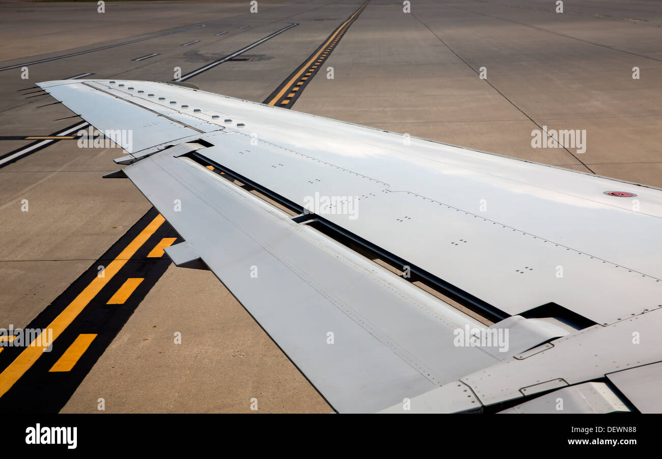 Aereo Aereo ala sinistra sul terreno aeroportuale segnaletica verniciata Foto Stock