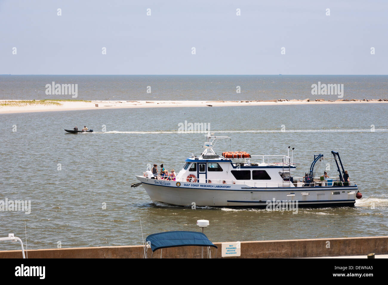 Costa del Golfo del laboratorio di ricerca battello passa Deer Island in Biloxi Mississippi sul Golfo del Messico Foto Stock