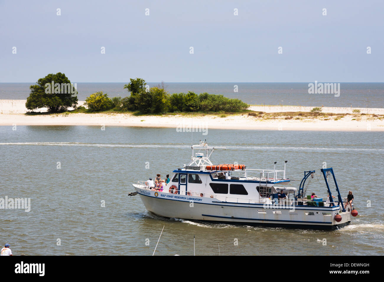 Costa del Golfo del laboratorio di ricerca battello passa Deer Island in Biloxi Mississippi sul Golfo del Messico Foto Stock