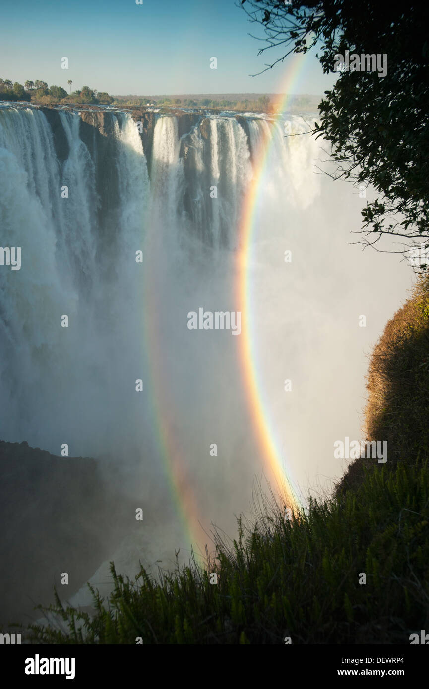 Doppio arcobaleno nella luce del pomeriggio, Victoria Falls, Zimbabwe Foto Stock