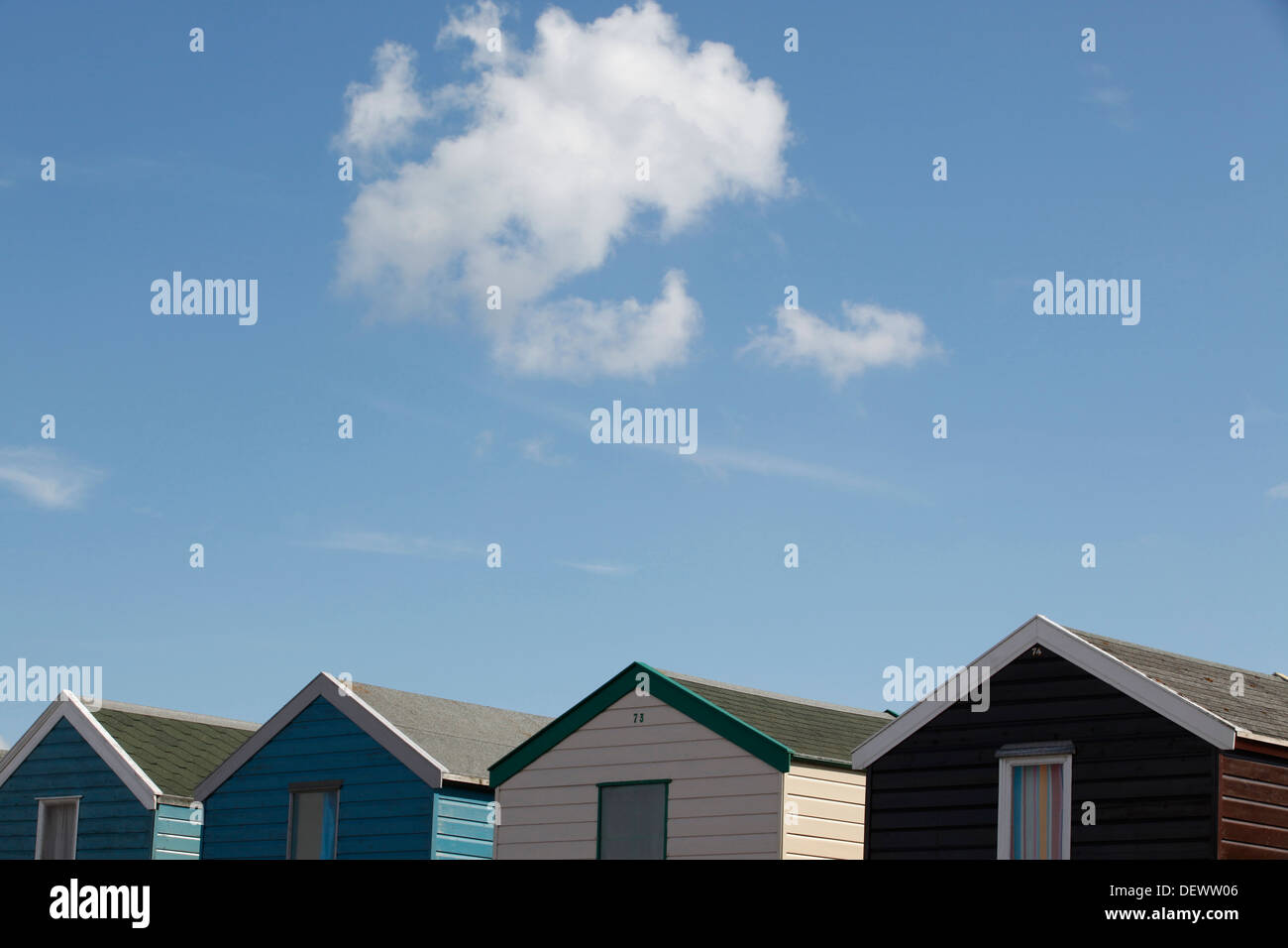 Beach Hut tetti, cielo blu, soffice nuvola, Southwold, vacanze Estate, Regno Unito Foto Stock