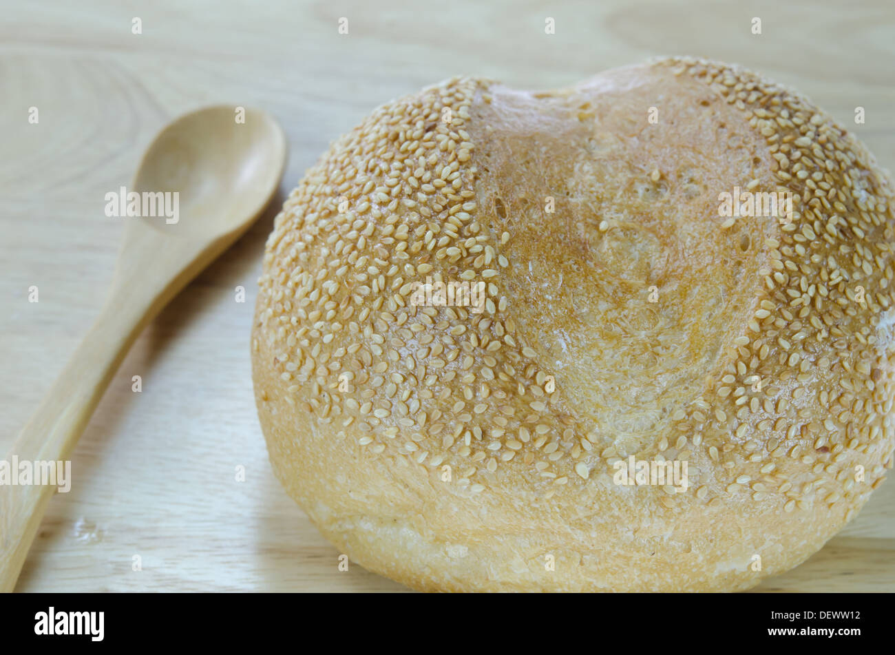 Panini freschi pane con semi di sesamo su sfondo bianco Foto Stock