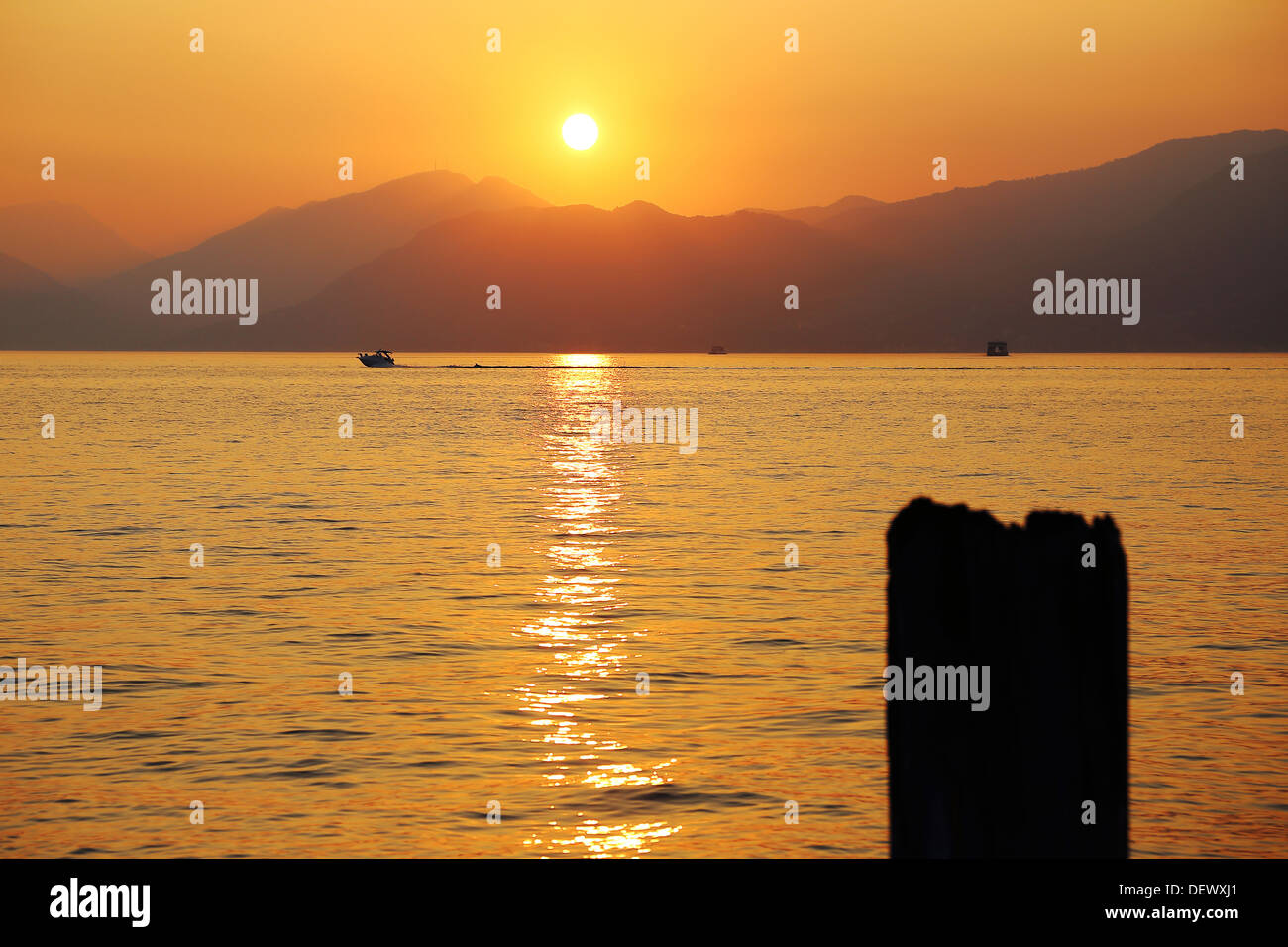 Tramonto sul lago di Garda, Italia Foto Stock