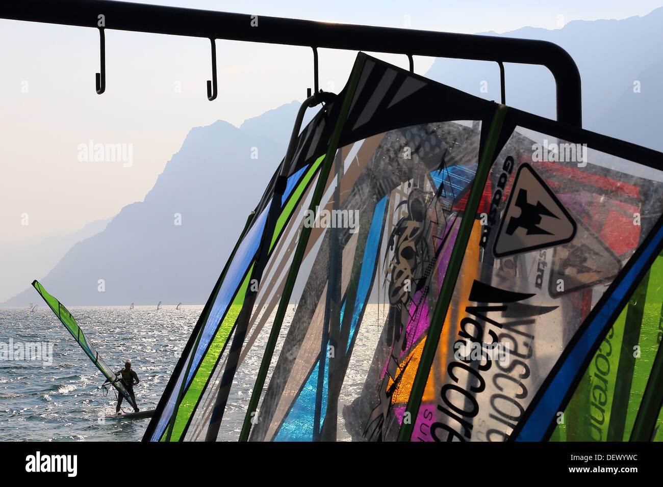 Gli appassionati di windsurf a Torbole sul lago di Garda, Italia Foto Stock