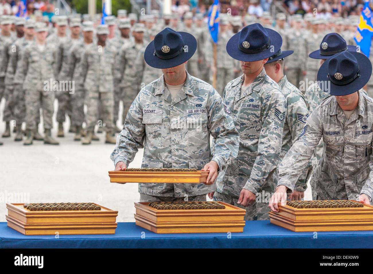 Ufficiali preparando per coin cerimonia durante la Forza aerea degli Stati Uniti per la formazione di base cerimonie di laurea in San Antonio, Texas Foto Stock