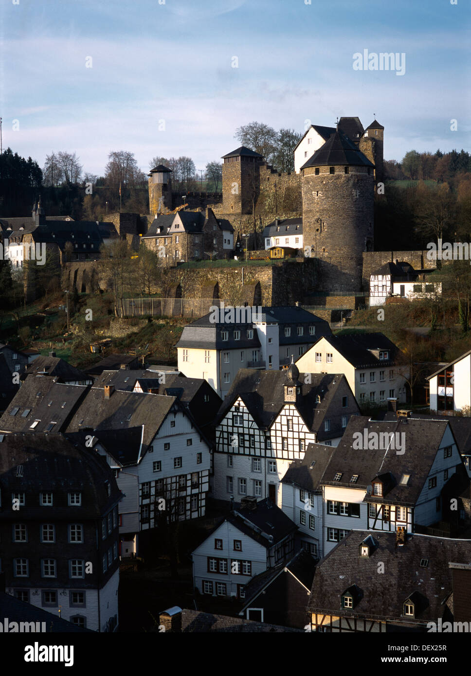 Monschau Nord Rhein Westphalen Germania Castle & Città Vecchia da Haller Tor Foto Stock