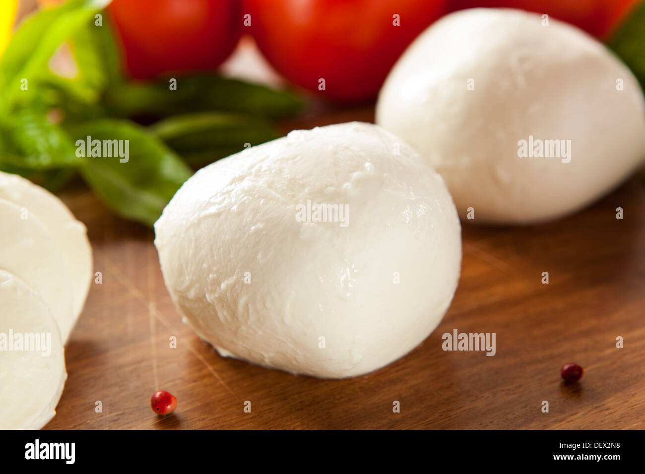 In casa Organic Mozzarella con pomodoro e basilico Foto Stock