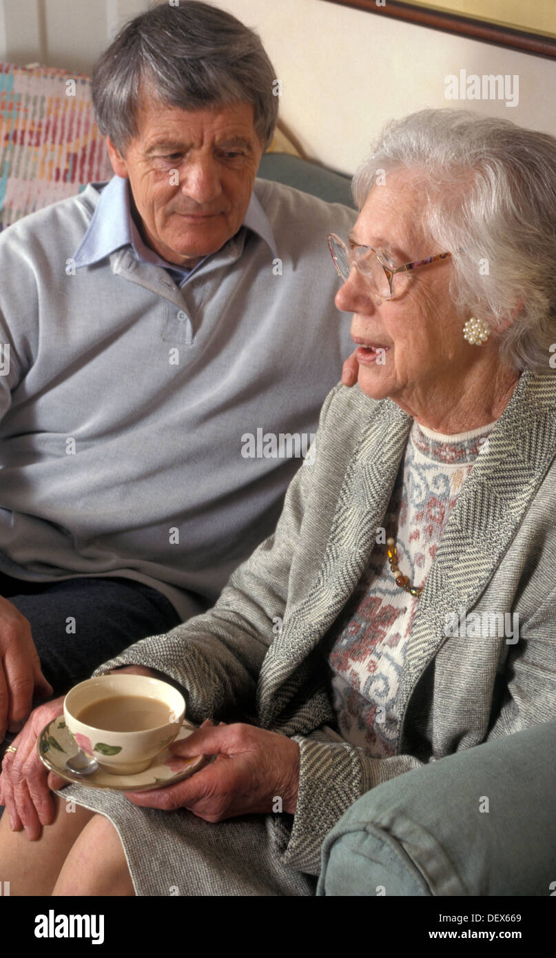 Uomo maturo parlando di donna anziana Foto Stock