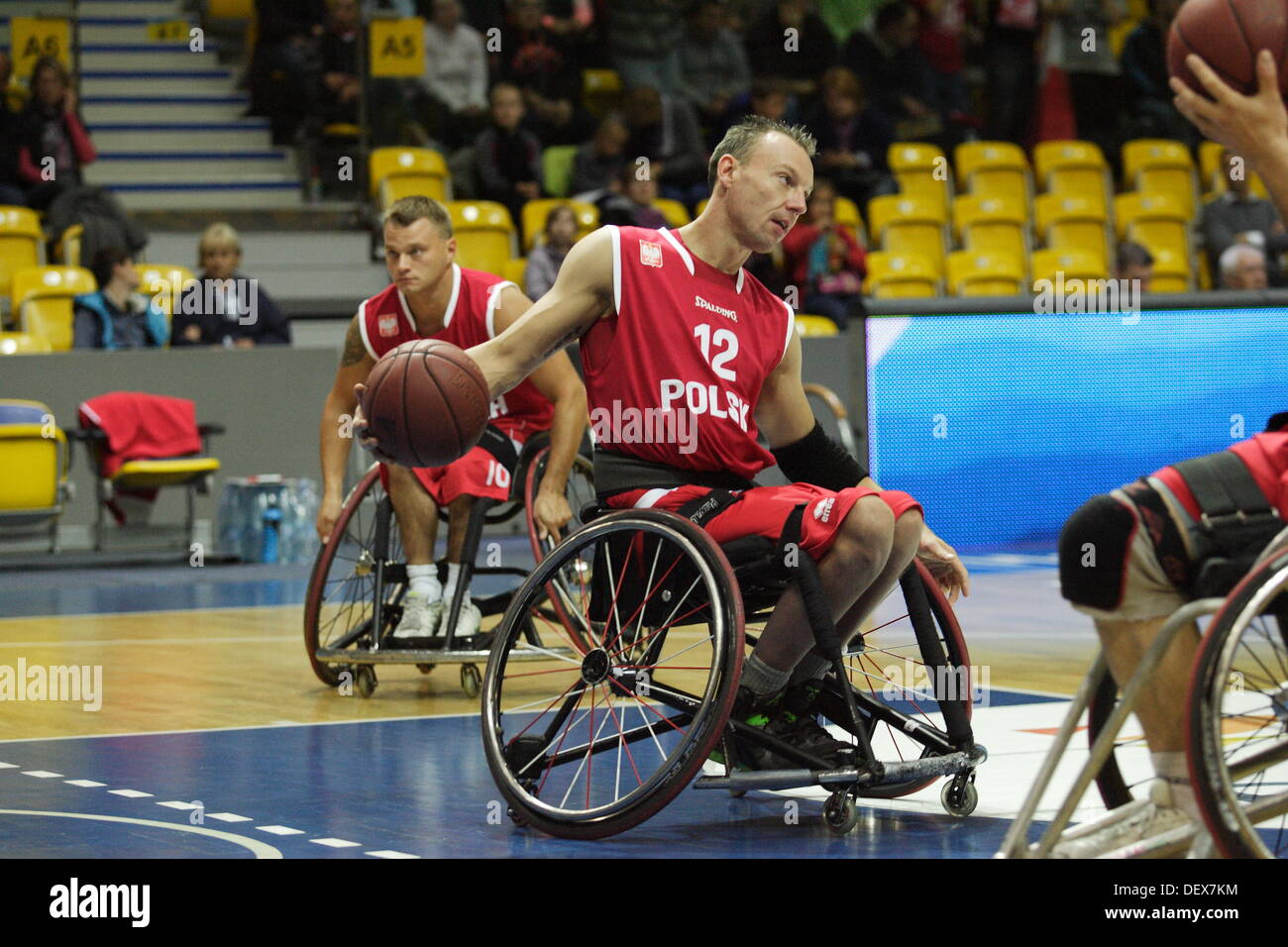 Gdynia, Polonia 24th, Settembre 2013 3° Malgorzta Dydek pallacanestro memorial a Gdynia. Sedia a rotelle polacco della squadra di basket si riscalda prima di Lituania Balcerowski (12) durante la formazione. Credito: Michal Fludra/Alamy Live News Foto Stock