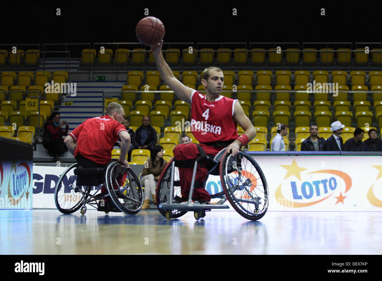 Gdynia, Polonia 24th, Settembre 2013 3° Malgorzta Dydek pallacanestro memorial a Gdynia. Sedia a rotelle polacco della squadra di basket si riscalda prima di Lituania gioco a Gdynia a HSW sports hall a Gdynia. Bystrzycki (4) durante la formazione. Credito: Michal Fludra/Alamy Live News Foto Stock