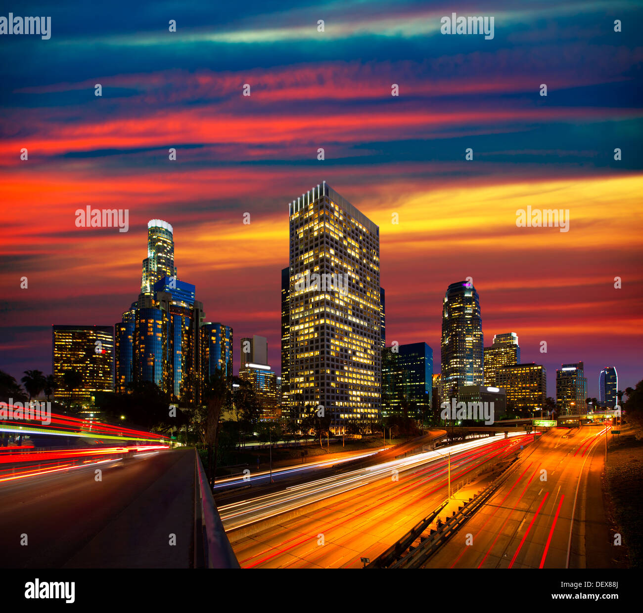Downtown la notte di Los Angeles skyline tramonto California dalla 110 Freeway Foto Stock