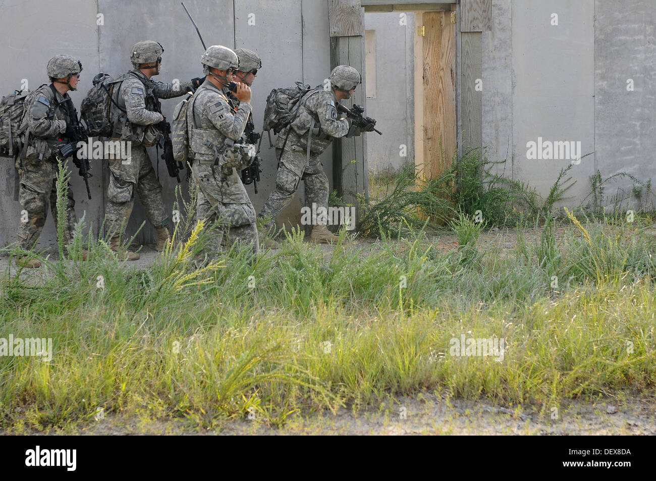 Paracadutisti del secondo battaglione, 325Airborne Reggimento di Fanteria, 2° Brigata Team di combattimento, ottantaduesima Airborne Division, condotta live fire, urban operations training su Fort Bragg, N.C., Sett. 9. Il bianco falchi, attualmente parte del Global Response Force Foto Stock