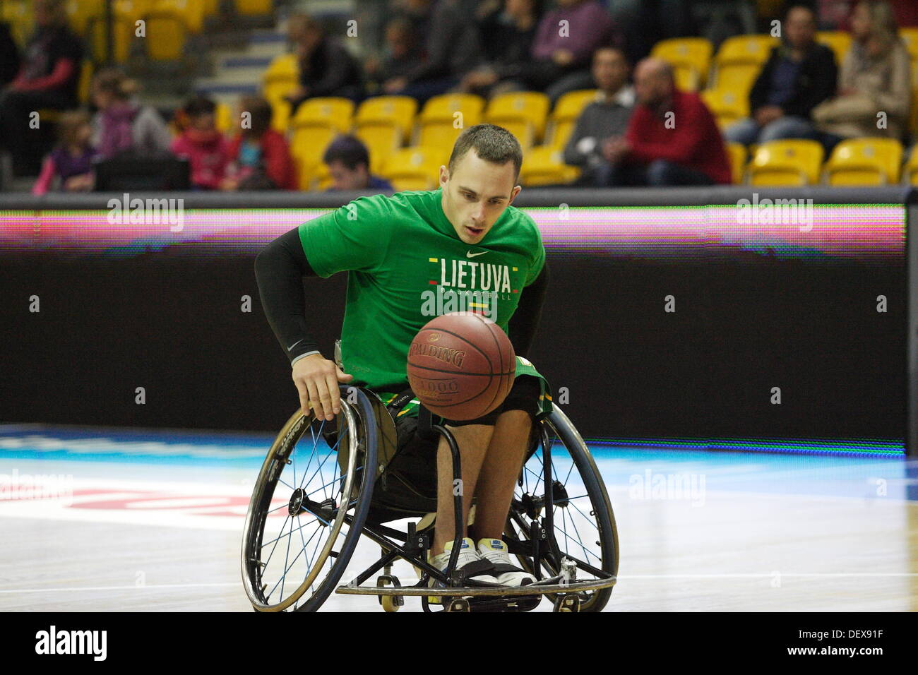 Gdynia, Polonia 24th, Settembre 2013 3° Malgorzta Dydek pallacanestro memorial a Gdynia. Il lituano basket in carrozzella team si riscalda prima di Polonia gioco a Gdynia a HSW sports hall a Gdynia. Il lituano lettore durante la formazione. Credito: Michal Fludra/Alamy Live News Foto Stock