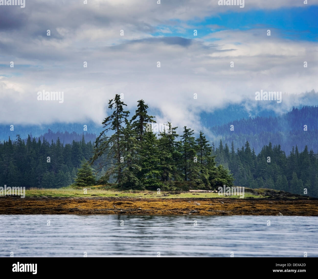 Paesaggio di montagna con un cupo cielo e acqua Foto Stock
