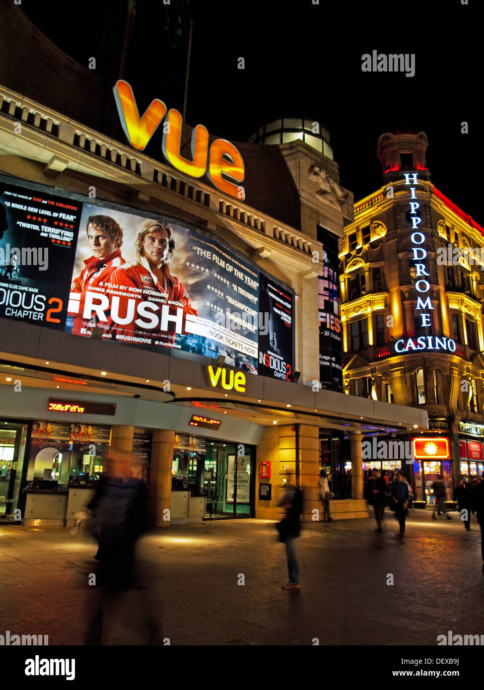 Vista di Vue Cinema e Ippodromo Casino Di notte, Leicester Square, nel West End di Londra, Inghilterra, Regno Unito Foto Stock