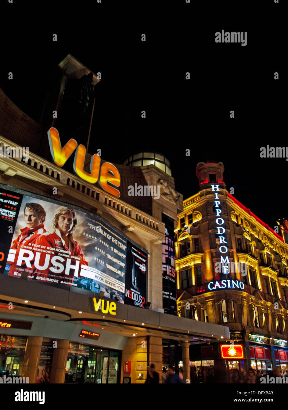 Vista di Vue Cinema e Ippodromo Casino Di notte, Leicester Square, nel West End di Londra, Inghilterra, Regno Unito Foto Stock