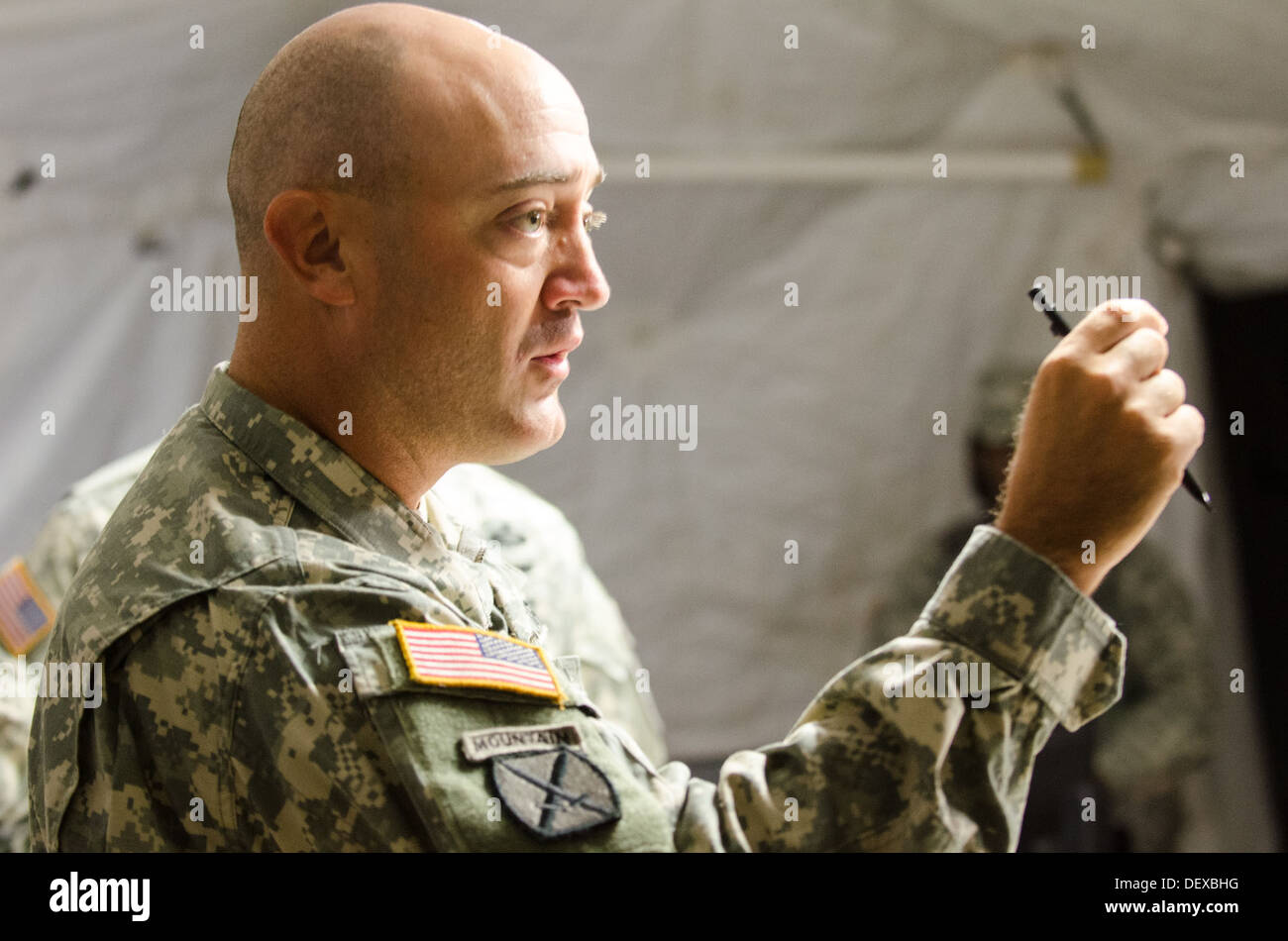 I membri del personale del 48th della brigata di fanteria combattere Team aggiorna il comandante di brigata, Col. Randall V. Simmons Jr., sulle attività Foto Stock