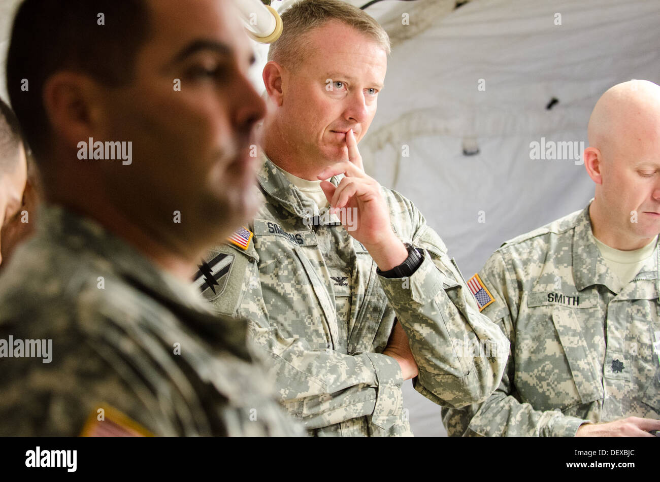 Xlviii della brigata di fanteria contro membri del personale del team aggiorna il comandante di brigata, Col. Randall V. Simmons Jr., sulle attività riguardanti la esportabili combattere la capacità di formazione di esercizio. Foto Stock