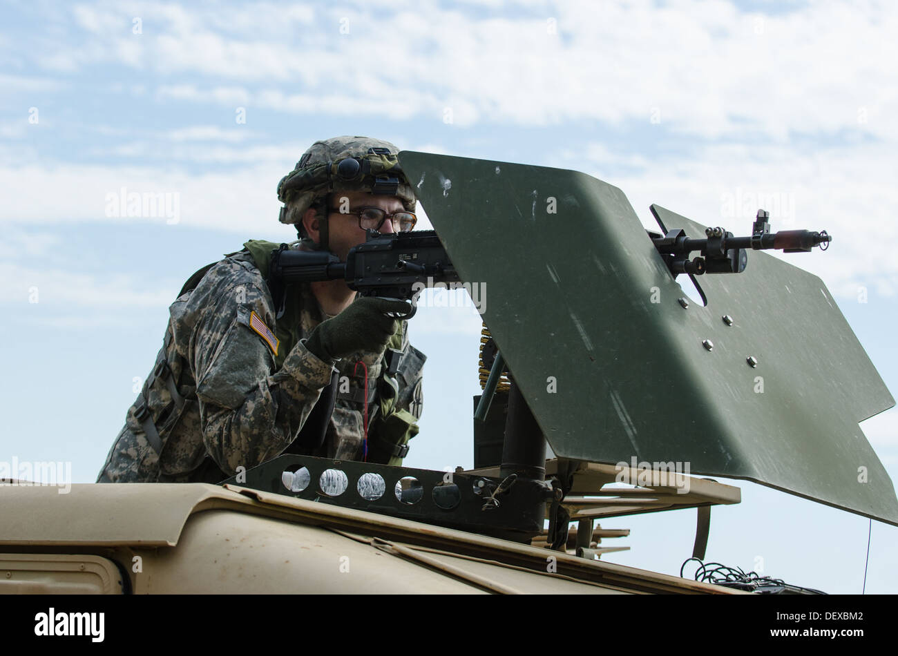 Nazionale della Georgia soldati di guardia da Delta Company, 2-121 battaglione di fanteria reagire per i veicoli nemici durante un attacco corazzato trapanare fino alla 48th della brigata di fanteria combattere del Team esportabili combattere la capacità di formazione di esercizio. Foto Stock