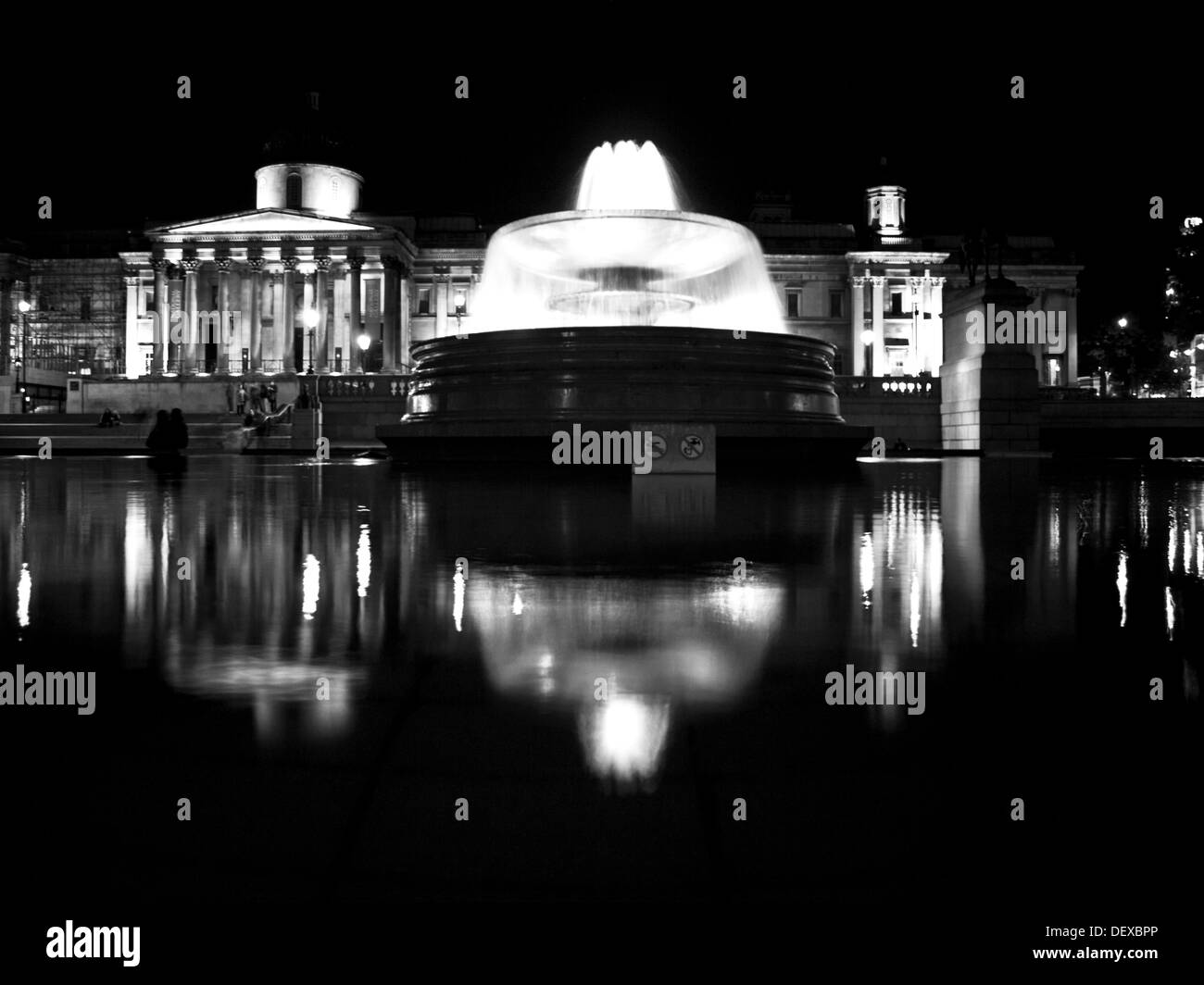 Trafalgar Square di notte che mostra la Galleria Nazionale, il West End di Londra, Inghilterra, Regno Unito Foto Stock