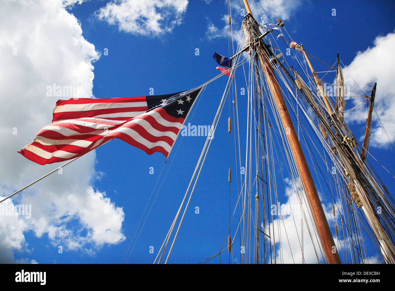 Una bandiera americana, montante e manovre contro un profondo blu del cielo nuvoloso Durante il Perry 200 commemorazione, Erie in Pennsylvania, STATI UNITI D'AMERICA Foto Stock