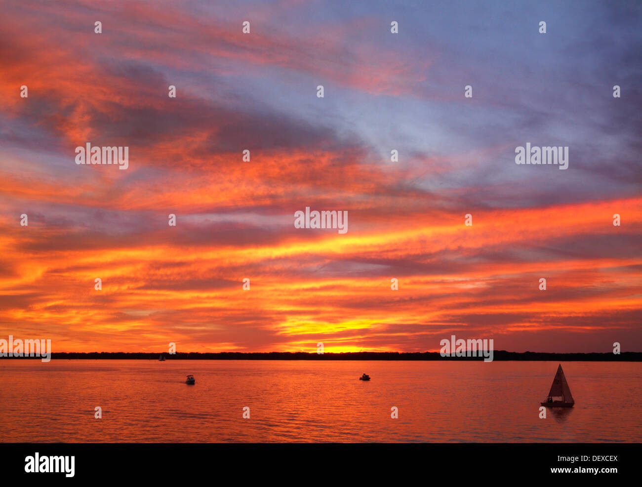 Un pennello tramonto Cielo di Presque Isle Bay durante il Perry 200 commemorazione,, Erie in Pennsylvania, STATI UNITI D'AMERICA Foto Stock