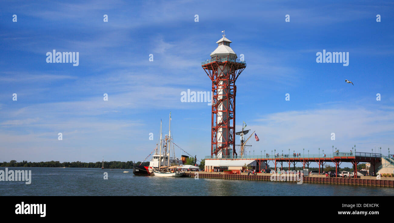 Dobbins lo sbarco e la Torre Bicentenial durante il Perry 200 commemorazione, settembre 2013, Erie in Pennsylvania, STATI UNITI D'AMERICA Foto Stock