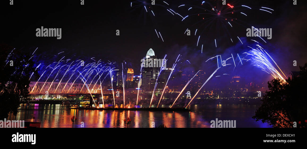 Fuochi d'artificio in aumento in Fontane di luce colorata a Cincinnati durante la giornata di lavoro mostra fuochi d'artificio, 2013, Cincinnati in Ohio, Stati Uniti d'America Foto Stock