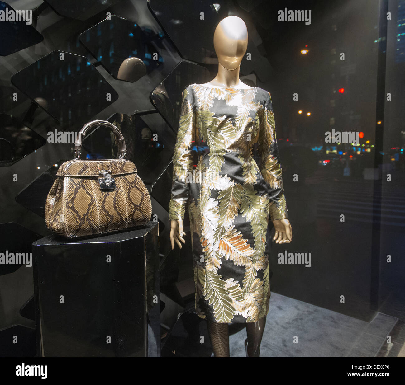 Borse e abbigliamento femminile sono in primo piano nella finestra di Gucci  store sulla Fifth Avenue a New York Foto stock - Alamy