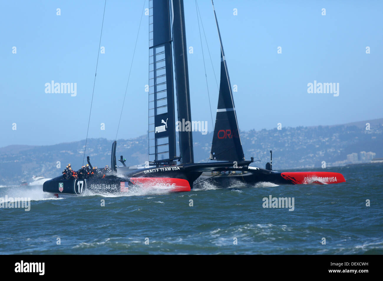 San Francisco, California, Stati Uniti d'America. 24Sep, 2013. Con una vittoria in gara 18 della Coppa America, Oracle Team USA (visto al traguardo) hanno continuato la loro improbabile rimonta e legato di Emirates Team New Zealand 8-8 in Coppa America finale (San Francisco, CA, Sett. 24, 2013). La prossima gara vincitore prende il bicchiere. © Jeremy Breningstall/ZUMAPRESS.com/Alamy Live News Foto Stock