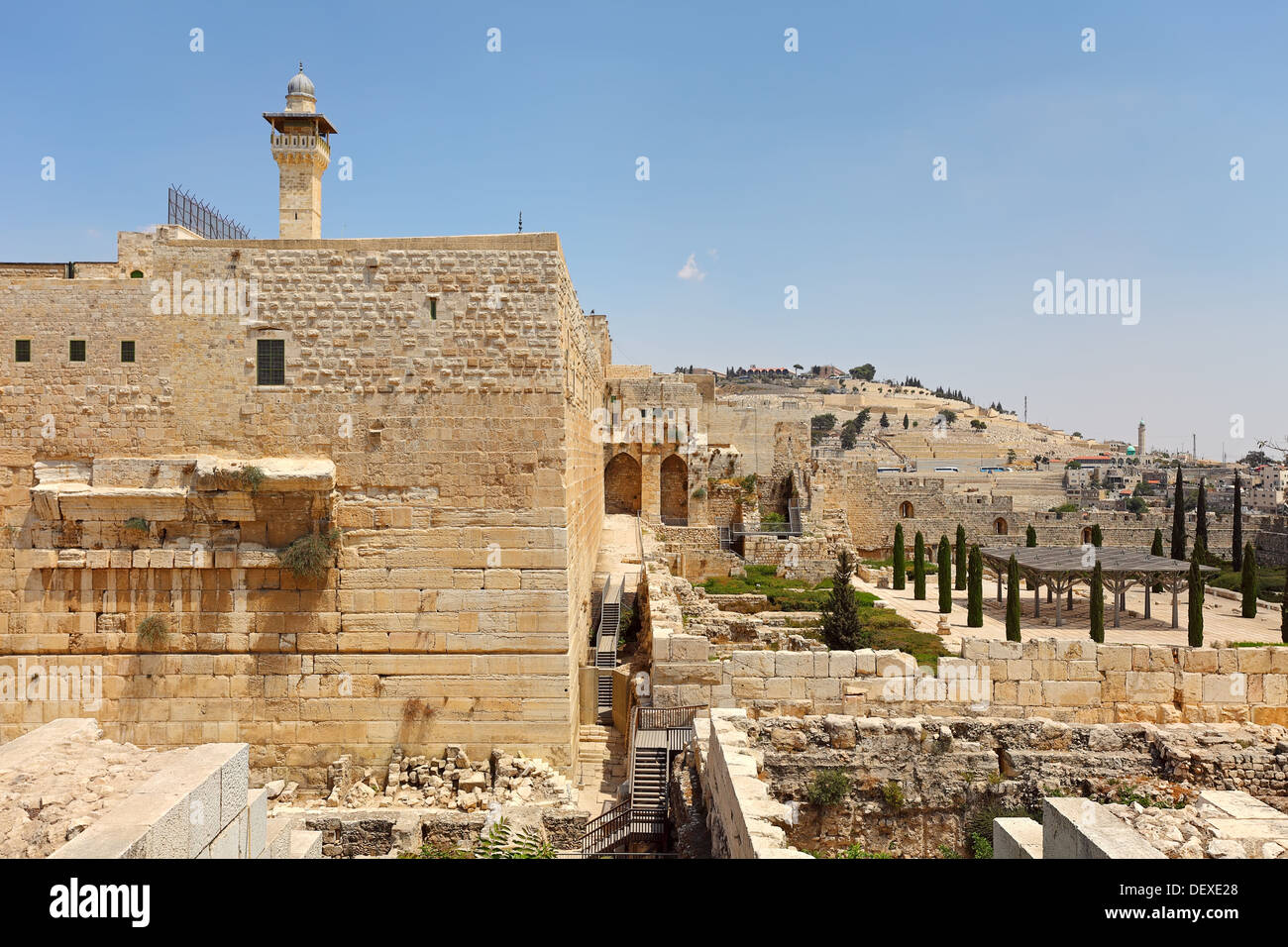 Minareto della Moschea di Al-Aqsa circondato da mura e antiche rovine nella Città Vecchia di Gerusalemme, Israele. Foto Stock