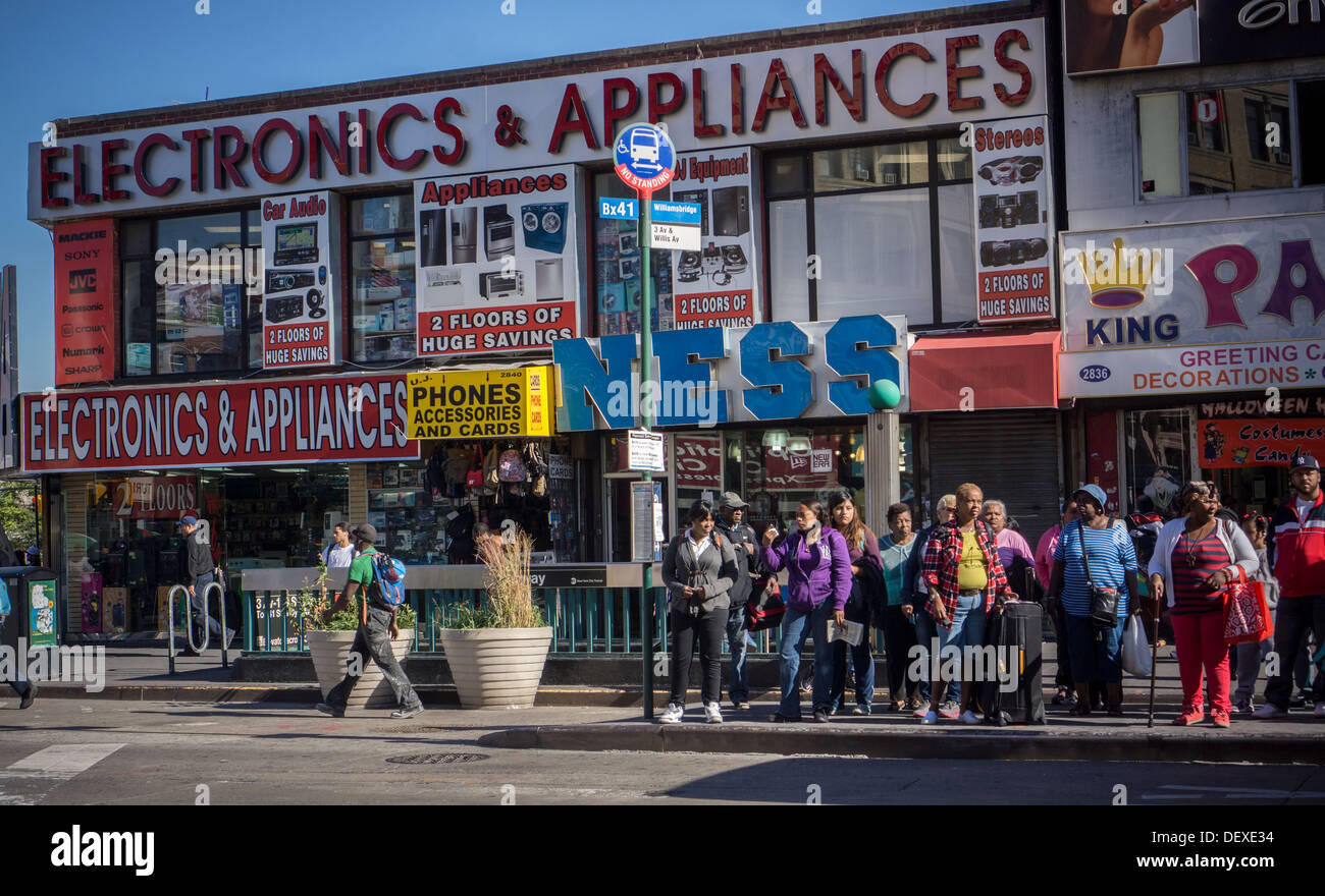 Pendolari aspettare ad una fermata degli autobus nel mozzo nel Bronx a New York il Giovedì 19 Settembre, 2013. (© Richard B. Levine) Foto Stock