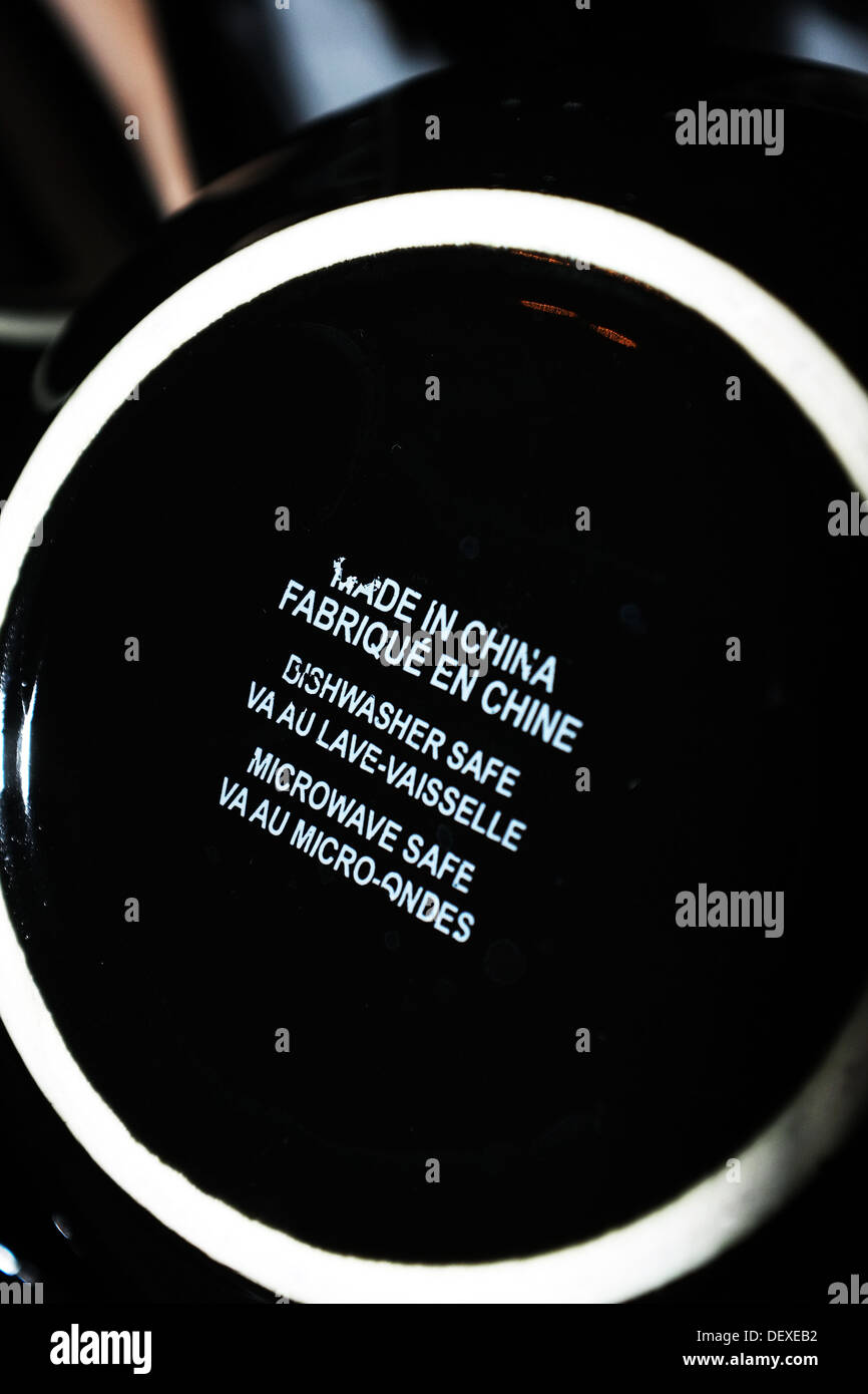 Fabbricato in Cina testo sul retro di una piastra nera. Foto Stock