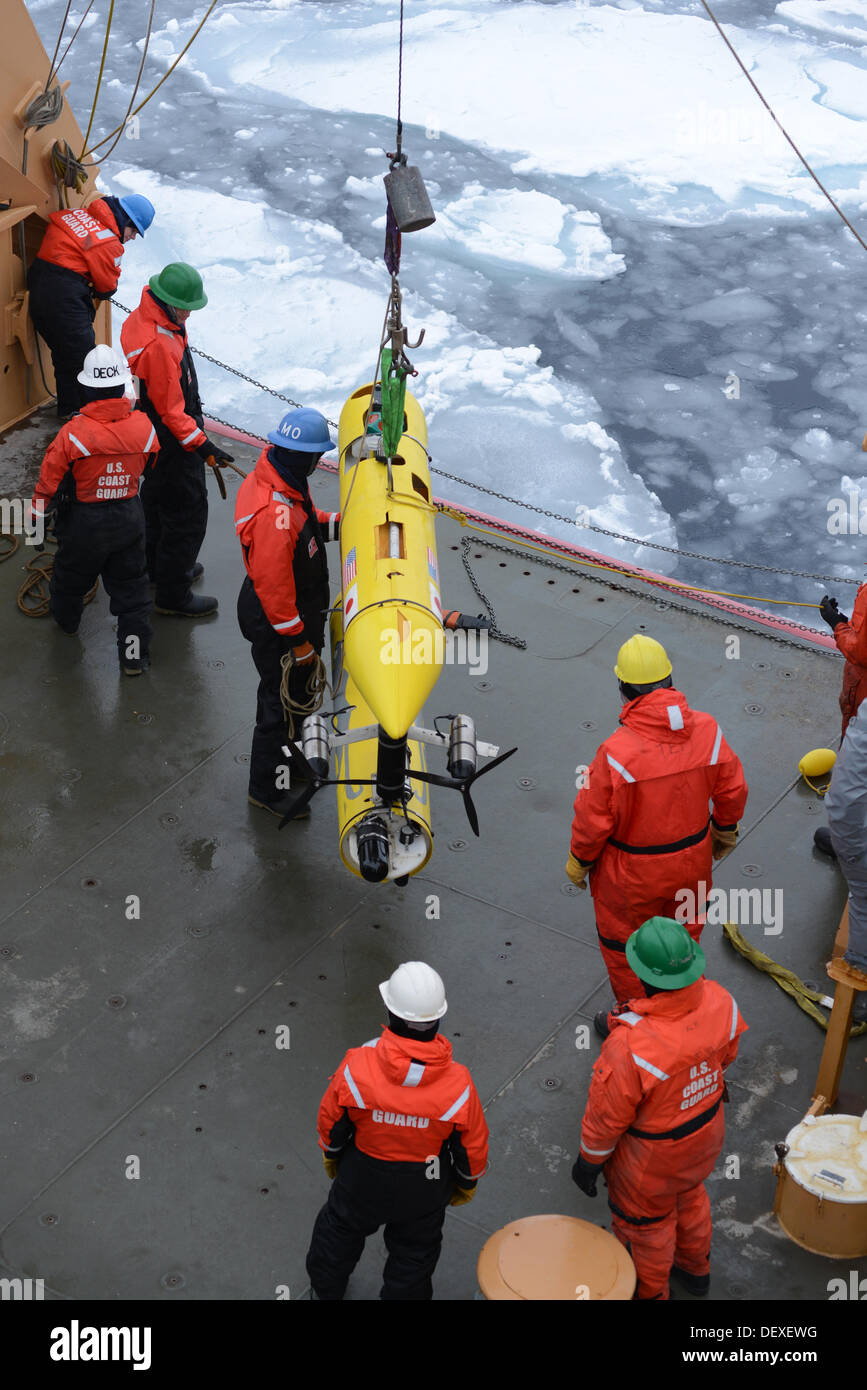 Guardacoste Healy deckhands preparare per abbassare un Unmanned Underwater veicolo, azionato dall'Istituto oceanografico di Woods Hole, in The Beaufort Sea durante la simulazione di una fuoriuscita di olio e di risposta di esercizio di recupero sett. 10, 2013. WHOI gli scienziati utilizzano Foto Stock